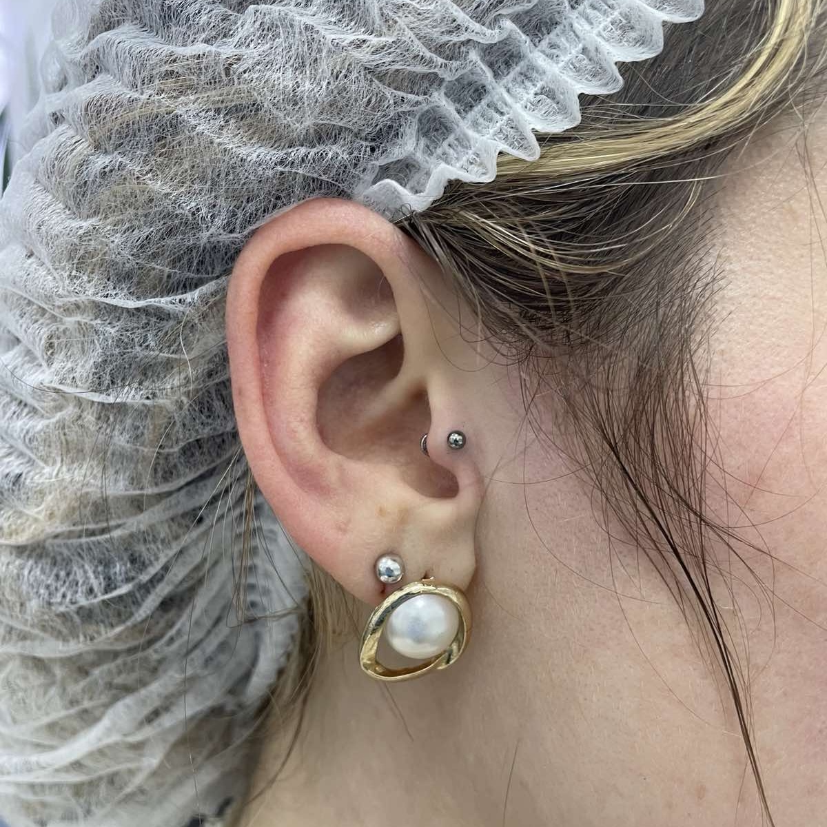 Процедура: пирсинг (прокол хряща) Метод: прокол иглой Врач-хирург: Святослав Синюк