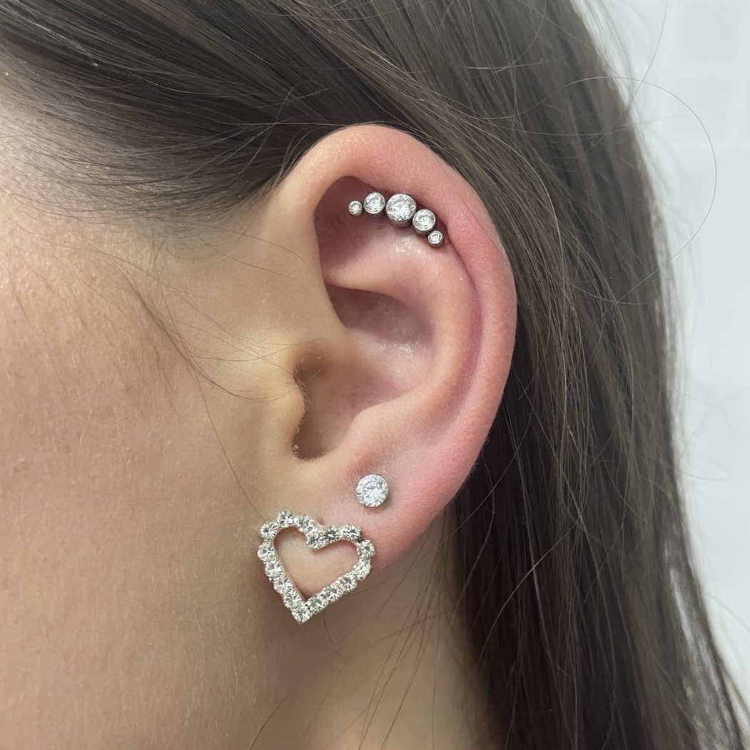 Процедура: пирсинг (прокол хряща) Метод: прокол иглой Врач-хирург: Святослав Синюк